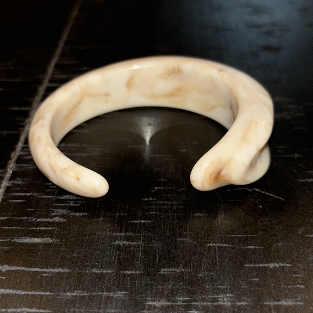 Freeform Art To Wear Cream and Tan Resin Bangle Cuff Swirl Bracelet - Picture 4 of 10